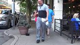 街头草人恶作剧，男子伪装成草人吓路人，路人非常的尴尬