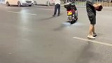 路面塌陷男子指挥交通并报警，避免了一场悲剧