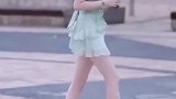 小姐姐最后那一害羞，是不是像极了初恋的感觉，街拍