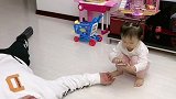 都说女儿是爸爸的小棉袄，这哪是小棉袄啊，这简直是背心啊