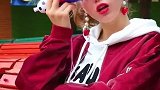 这个外国姑娘真漂亮，宽松羊羔毛港风外套和卫衣搭配，甜美可爱