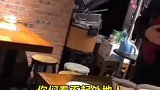 农民工饭店吃饺子,因拿两瓣蒜,老板动怒不让吃：快走吧！