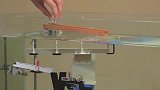 日本人利用玻璃折射的原理，设计了个装置，看玻在璃球水中变化