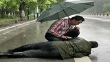 辽宁大连：感动！七旬老人摔倒无法起身，夫妻雨中撑伞守护