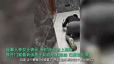 猥琐男跪卧女厕头贴地正偷拍，如厕女子见状呵退并报警