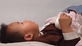 父母离婚了，孩子半夜惊醒边哭边喊妈妈，让人不要太心疼！