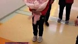 妈妈生二胎出了产房时，大女儿早早捧着一束花在门外等候着