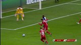 马雷加继续犀利突破 左路小角度射门击中边网