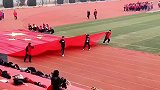 四名少年高举五星红旗，奔跑在操场上