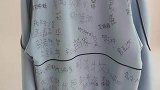 8岁男孩搬家转校，看到师生签满字的旧校服瞬间落泪