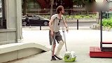 国外恶搞合集，命案现场叫路人帮忙，实在是会玩