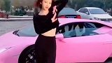 小姐姐挑战泫雅热舞，却用豪车当背景，果然不一般！