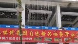 受暴雨袭击高校食堂变“水帘洞” 学生水中用餐