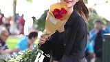 街拍收到玫瑰花的小姐姐，看着她真幸福呢