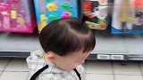 宝宝：只要是我看上的东西，妈妈不给买，我就哭给她看