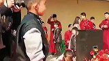 婚礼上3岁萌娃送戒指扔给新人