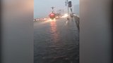 湖南沅陵县遭暴雨袭击 轿车被淹没，行人在齐腰积水中趟行