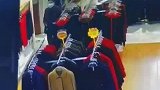 衣服被盗，店主把监控发上短视频平台，民警刷到后顺便把案破了