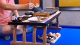 小哥哥吃饭的桌子不错，非常的高大上