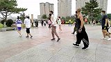 鬼步舞《珍惜》歌曲流行，舞步轻盈，简单动感，好看好听