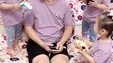 三胞胎很会照顾爸爸，宝爸也能享受贵族待遇，我羡慕了