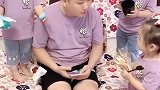 三胞胎很会照顾爸爸，宝爸也能享受贵族待遇，我羡慕了