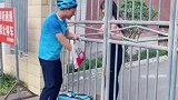 美女小区封闭，只好隔着栅栏吃了外卖，小哥的表情生无可恋！