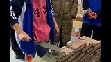 建筑装饰专业的学生们，在课堂上认真搬砖砌墙