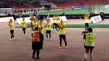 亚冠-17赛季-兄弟阋于强外御其侮!鲁能球迷赛后为恒大呐喊加油-专题