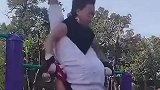公园锻炼的大爷大妈都这么硬核了吗