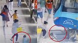 惊魂！广东一巴士撞断护栏冲进候车区 女童险被车轮压到