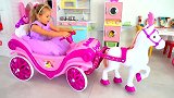 萌娃小可爱骑马车游玩，捡到了好多有趣的玩具，萌娃：好开心