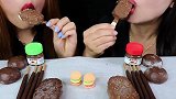 美女试吃麦当劳牛肉堡、迷你巧克力麻薯
