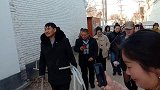 大衣哥提着水管出门干活归来，村民们紧跟其后，看着太烦人了