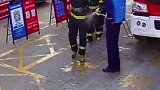 消防员出警归来排队消毒，画风开始逐渐跑偏，旋转跳跃我闭着眼