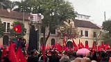 越南实拍球迷聚集街头观赛 音浪太强已经被晃倒在地上