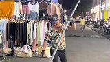 男子魔性削甘蔗皮，买个甘蔗居然还有节目看！