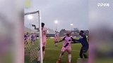 九死一生！门将+后卫舍命堵抢眼 这套操作让场边球迷看湿了