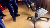 万能的消防哥哥 遇到这种情况，你们怎么不打110呢？可爱的人总是发现可爱的事 我在合肥
