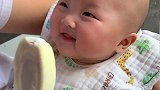 小宝宝看到冰淇淋只能看不能吃，接下来的笑容笑得好尴尬，萌啊！