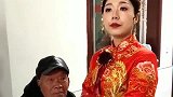 爷爷不舍孙女出嫁，紧紧握着手不撒开，眼前一幕，让人泪目