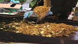 日本夜市美食炒面，有人可以翻译一下老板在喊什么吗