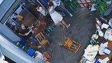 男子拎椅子猛砸女友后脑勺 朋友和餐馆人员冷漠旁观