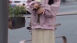 街拍手拿鲜花的姑娘，清纯可爱，笑起来是最美的！