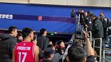 上海主场球迷向青岛球员扔杂物 CBA赛场球迷不文明行为合集