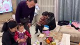 农村亲家俩人比酒量，一瓶白酒俩人分，看看谁先喝多
