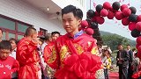 贵州一对新人结婚，正在举行婚礼，家住高山上，站得高看得远