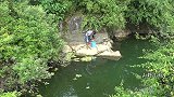 小伙深潭钓鱼遭巨物咬钩，力气太猛直接拉爆竿，过程太刺激了