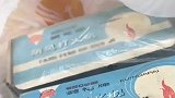 男子在家找出老古董，好像是以前的打火机]
