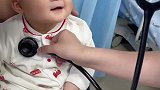 宝宝医院看病，对医生连抛媚眼，宝宝这小样迷不死你